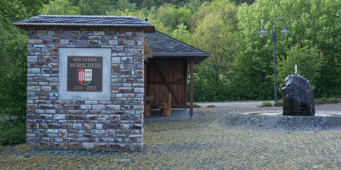 Die Bruchsteinmauer mit Gedenktafel wurde von den Morscheidern anlässlich des 800-jährigen Bestehens in erbaut.