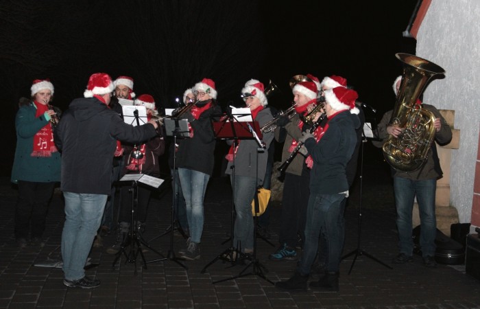 Die Adventsspieler des MV Morscheid stimmen in St. Cuno auf die Weihnachtszeit ein.
