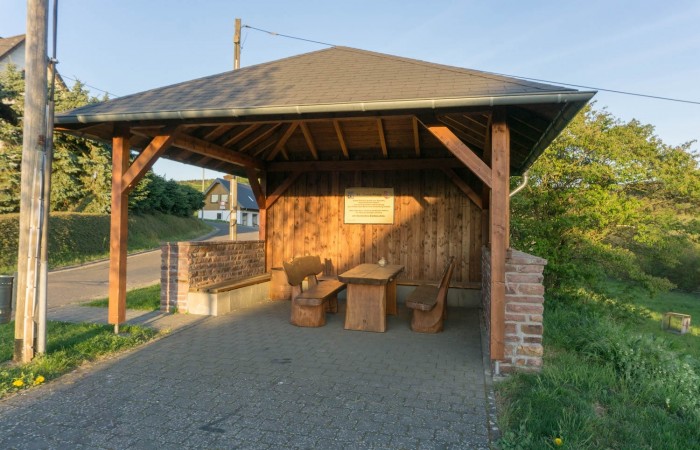 Die Sitzgelegenheit für Wanderer und Treffpunkt der St. Cuner wurde von den Anliegern in Eigenleitung erbaut.