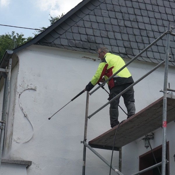 11.07.2020 - Wolfgang bei der Fassadenreinigung mit Hochdruckreiniger