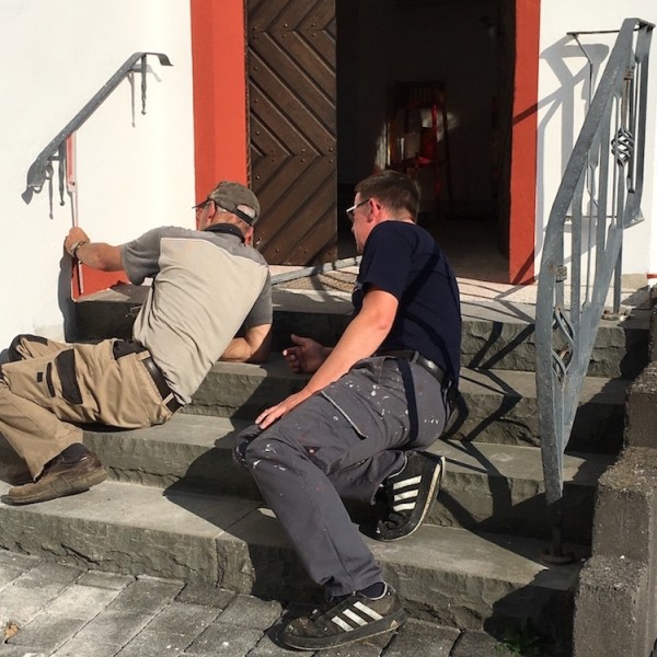 03.08.2020 - die letzten Feinarbeiten: Manni und Basti bei den Arbeiten am Stufensockel