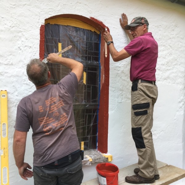 23.07.2020 - da ist ein ruhiges Händchen gefragt: Wolfgang und Manfred beim Anstrich der Fensterumrandung