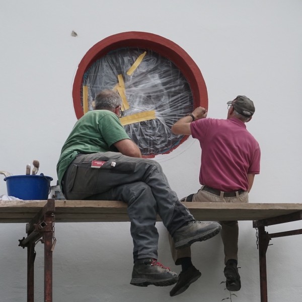 25.07.2020 - das Rundfenster wurde auch im Teamwork von Manfred und Wolfgang gestrichen