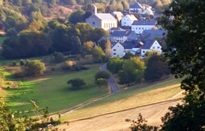 Blick von Stürmers ins Morscheider Tal mit Unterdorf und Kirche (Foto: Birgit Stürmer, Riedenburg), veröffentlicht: 04.10.2020