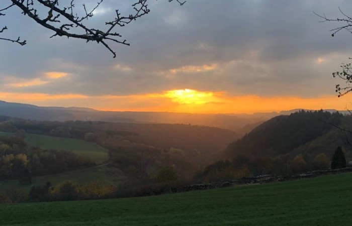 Blick vom Sportplatz über Lui's Holz in den Edenbruch und Alt-Morscheid (Foto: Lisa Rech, Morscheid-Riedenburg), veröffentlicht am 15.11.2020