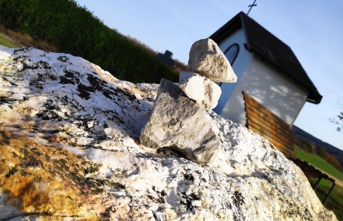 Herbst am Wolzburger Heiligenhäuschen mit Steinskulptur (Foto: Carolin Engels, Morscheid-Riedenburg), veröffentlicht: 14.11.2020