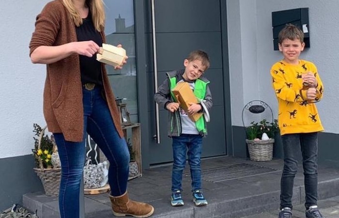 Leo und Toni Anton aus Morscheid rappeln mit Mama Michaela