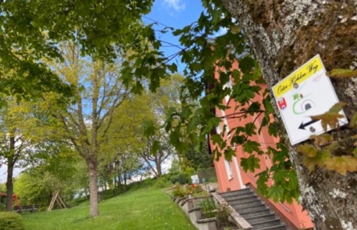 Rechts an der Kapelle hoch, vorbei am Spielplatz startet die Wandertour