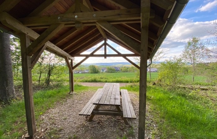 Picknick- und Sitzmöglichkeiten sind auf der Wegstrecke vorhanden