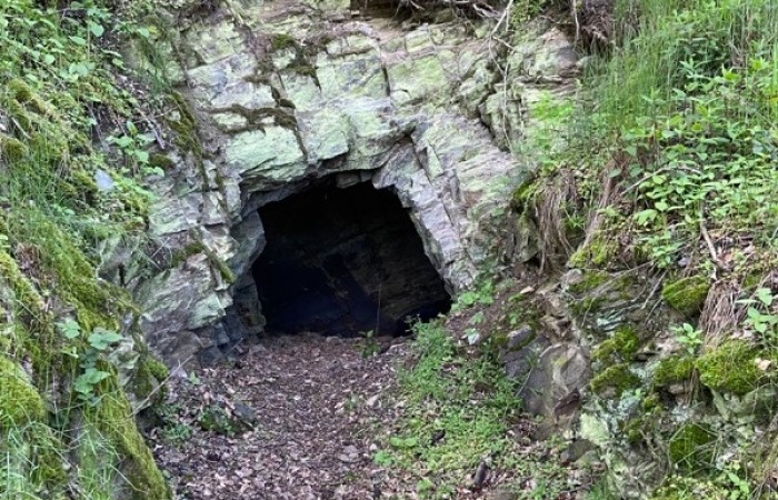 Oster-Höhle (nach dem Serpentinenaufstieg - noch vor dem finalen Aufstieg auf die Kipp - 20m nach rechts (am Baumhaus vorbei)