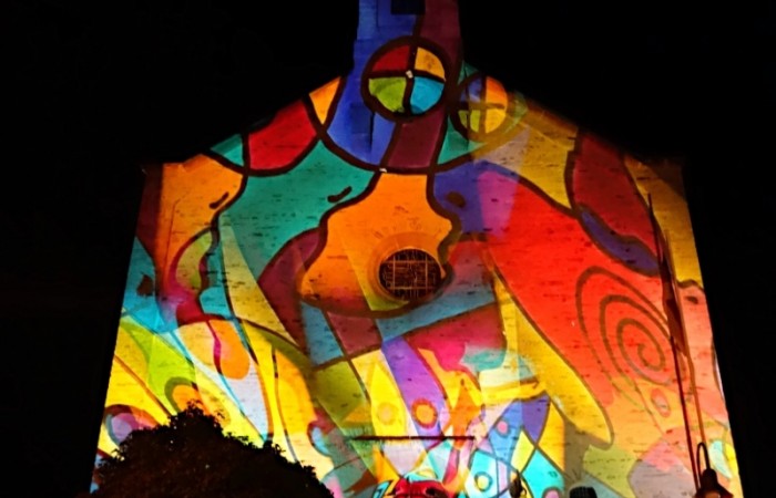 Anlässlich der 800-Jahr-Feier des Ortes Morscheid wurde die Kirche vom Hundheimer Künstler R.O.Schabbach illuminiert. 